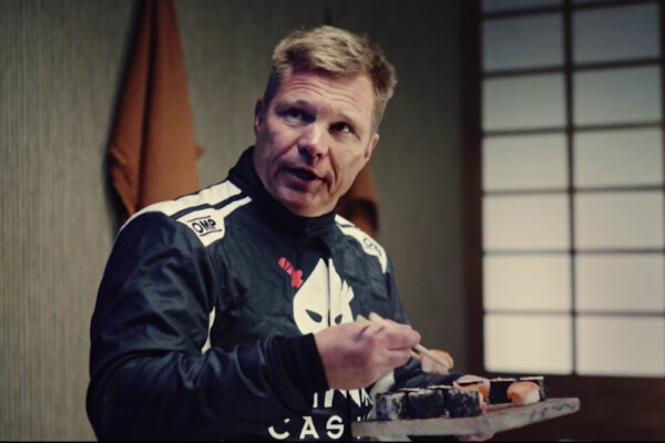 Kuvassa F1 kuljettaja Mika Salo näyttelee Ninja Casinon mainoksessa. Mika Salo on tunnettu hahmo suomalaisessa julkisuudessa.