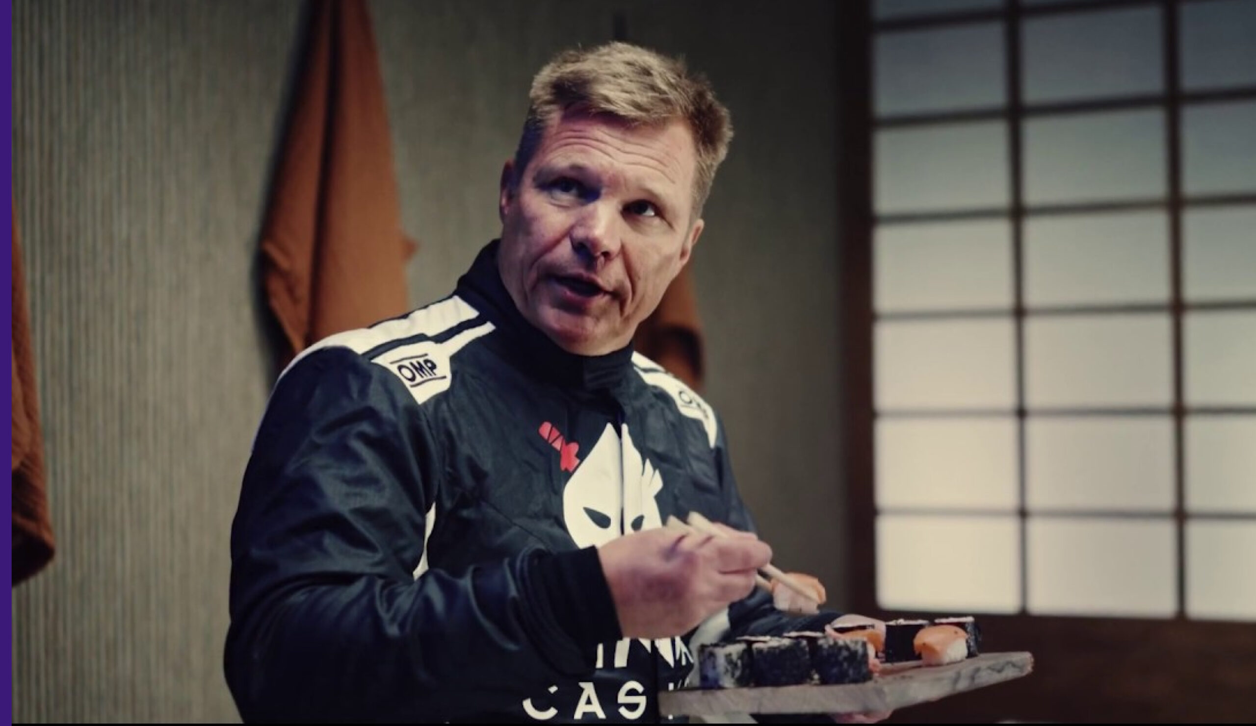 Kuvassa F1 kuljettaja Mika Salo näyttelee Ninja Casinon mainoksessa. Mika Salo on tunnettu hahmo suomalaisessa julkisuudessa.