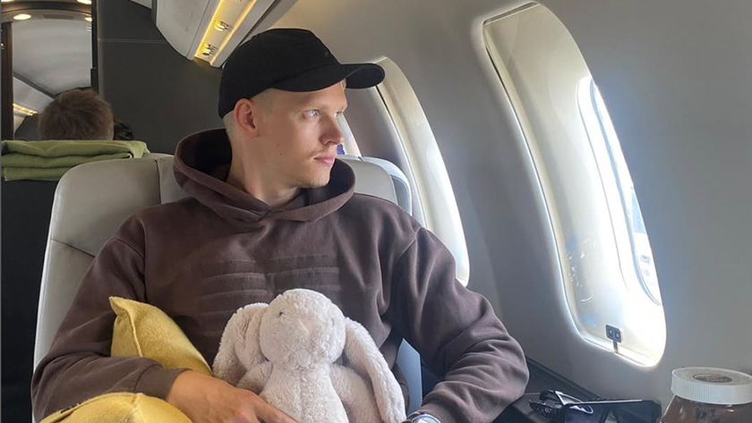 Kuvassa Ossi Ketola rennosti pukeutuneena yksityislentokoneessa.