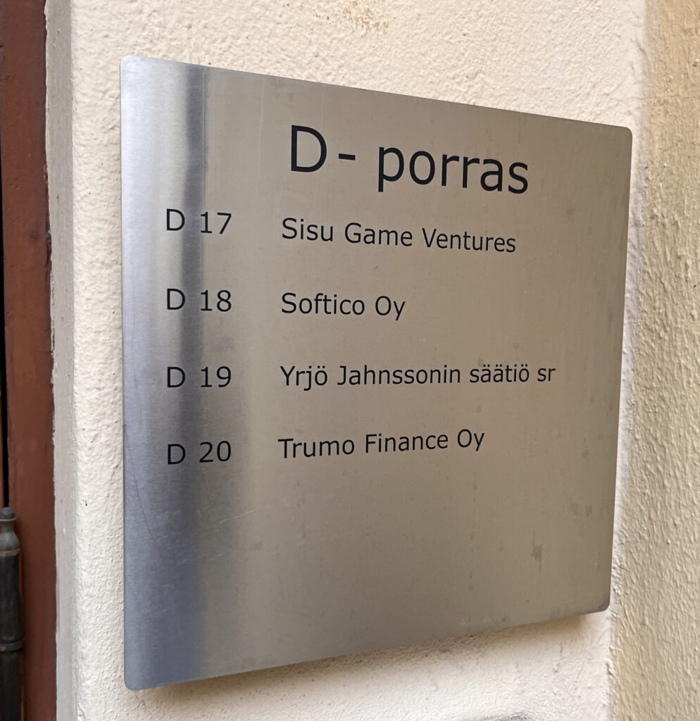 Ovi kyltti kertoo Trumo Financen olevan D-portaassa. Vieressä muita suomalaisia yrityksiä ja Yrjö Jahnssonin säätiö.