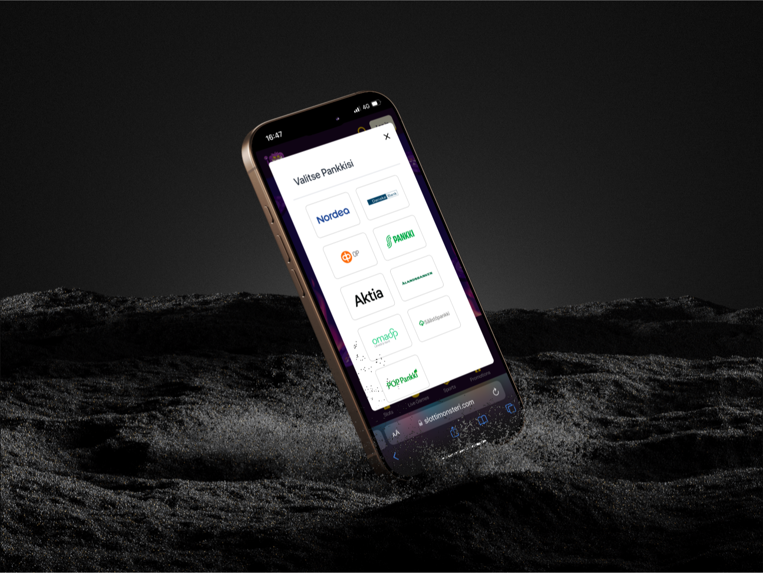 Älypuhelin leijuu tumman taustan edessä, näytöllään suomalaisia pankkeja Trumon maksupalvelussa. Sovellus on auki Slottimonsteri-nimisellä nettikasinolla, ja pankkivalikossa näkyvät esimerkiksi Nordea, OP, Aktia ja Säästöpankki.