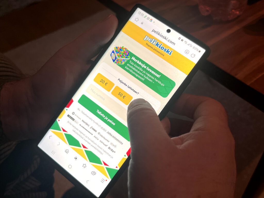 Puhelimen näytöllä Pelikioski.com. Pienessä laatikossa lukee että Pelikioskin palkinnot ovat kierrätysvapaat.