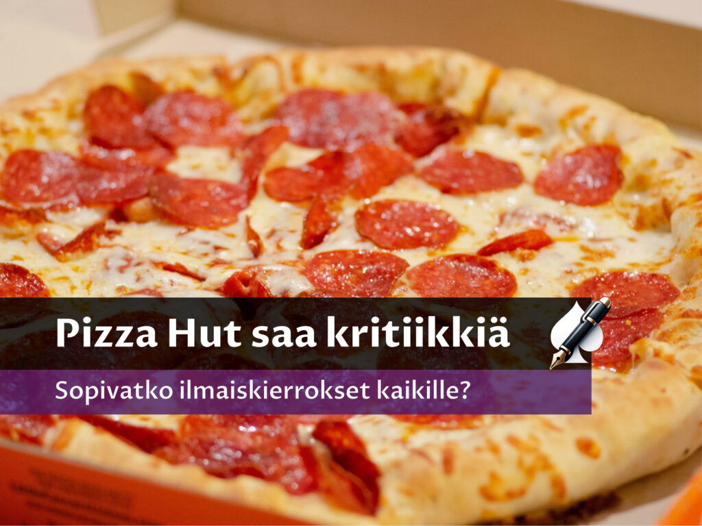 Kuvassa on pepperonipizza pizzalaatikossa. Kuvateksti: "Pizza Hut on saanut kritiikkiä kampanjastaan, jossa pizzatilaukseen liitettiin ilmaiskierroksia nettikasinoilla – herättäen kysymyksiä rahapelimainonnan eettisyydestä.