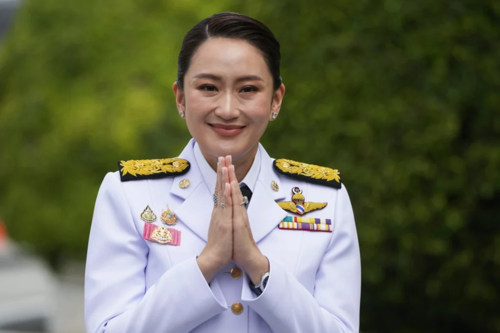 Thaimaan pääministeri tekee ? käsimerkin.