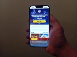Puhelimen ruudulla Shotz-nettikasinon tervetuliaisbonus: 100 ilmaiskierrosta Big Bass Splash -peliin kierrätysvapaasti.