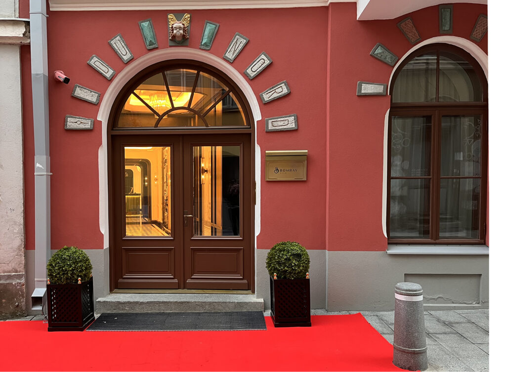 Kuvassa The Burman hotellin ja Bombay Clubin sisäänkäynti aamunkoitossa Tallinan vanhassakaupungissa.