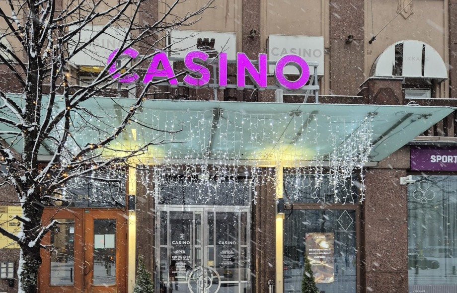 Kuvassa Casino Helsingin ovi.