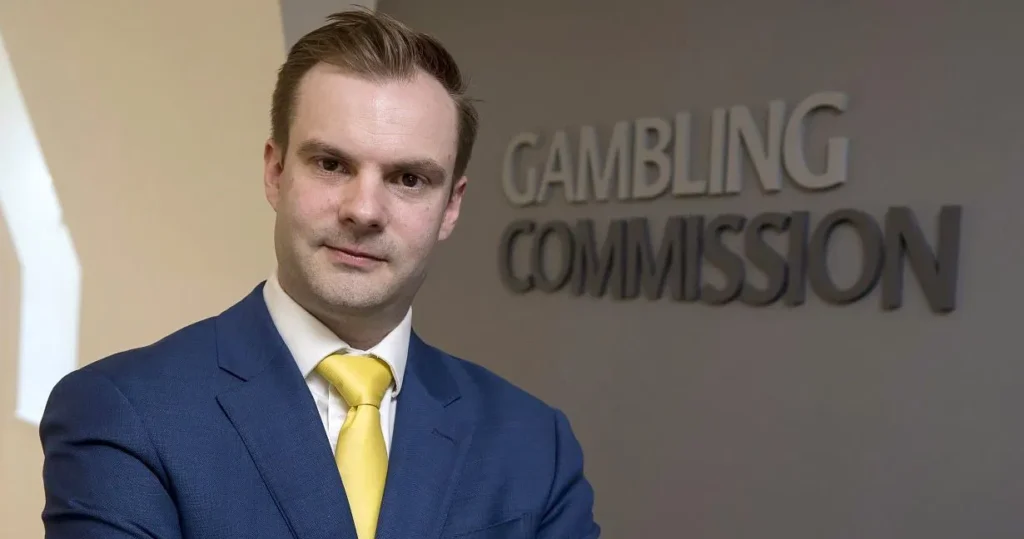 Tim Miller UK Gambling Commissionin toimitiloissa viranomaisen kyltin edessä.