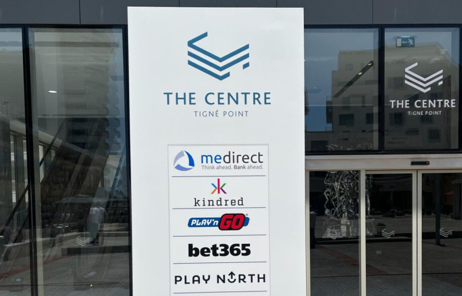 Kindredin toimiston kyltti Maltalla Slieman kaupungissa. Kuvassa näkyy että samassa toimistorakennuksessa on muitakin rahapelialan yrityksiä, kuten Bet365 ja Play'n GO.