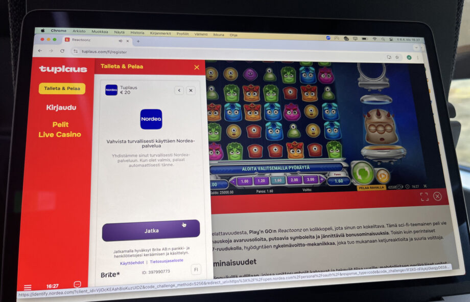 Tuplaus-kasino kirjautumisvaiheessa, jossa käytetään Nordean verkkopankkitunnuksia Brite-maksupalvelun kautta. Taustalla näkyy Reactoonz-kolikkopeli käynnissä selainikkunassa.