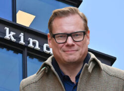 Unibet perustaja Anders Ström Kindred Groupin toimiston kyltin edessä.