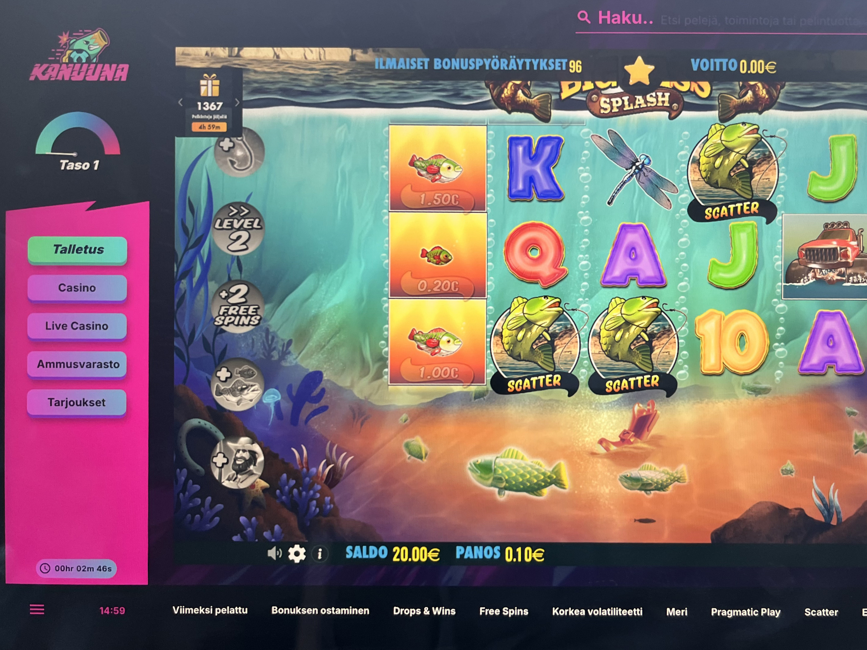 Kuvassa pelaajalla käynnissä kierrätysvapaat ilmaiskierrokset Kanuuna-kasinolla. Kierroksia on jäljellä runsaasti, 96. Saldo näyttää 20€, voitto 0€. Pelaajan tasomittari kertoo että kyseessä on uusi pelaaja, koska mittari on vasta alussa. Kun pelaaja suorittaa lisää tasoja, hän saa lisää ilmaiskierroksia.