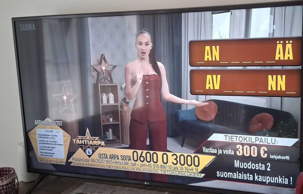 Kuva 12.3.2026 televisiosta jossa näkyy Tähtiarpa-ohjelma juontaja Katrie Daler
