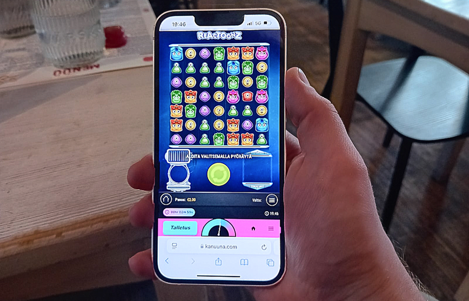 Älypuhelimen näytöllä Reactoonz-peli Kanuuna Casinon mobiilisivulla