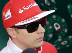 Kimi Räikkönen ja Paf tausta.