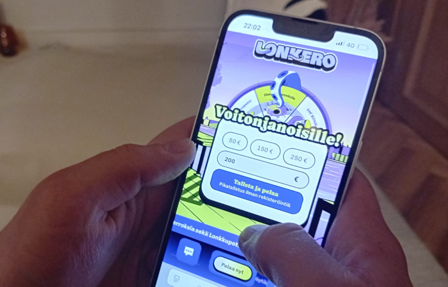Lonkero kasinon etusivu auki puhelimella.