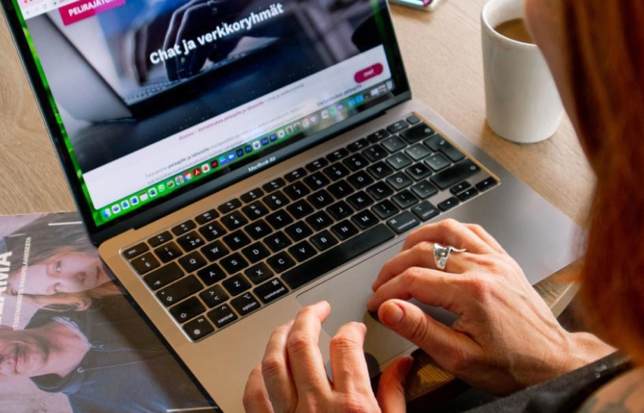 Kuvassa näkyy henkilö selaamassa tietokoneella Pelirajaton.fi peliongelmaisten chat ja verkkoryhmiä.