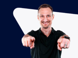 Sami Hyypiä hymyilee Veikkauksen grafiikoiden edessä.