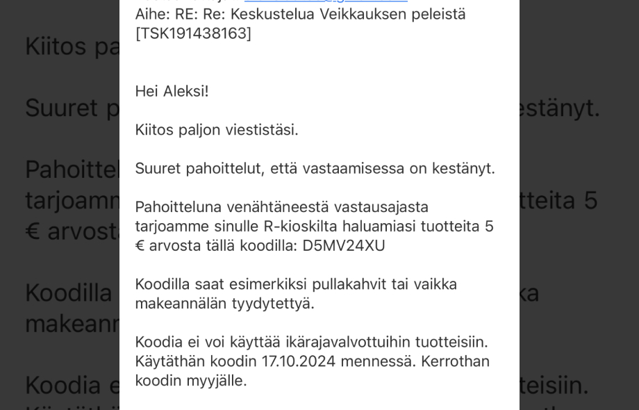 Veikkauksen asiakaspalvelun sähköposti, jossa tarjotaan R-kioskin 5 € hyvityskoodia viivästyneestä vastauksesta.