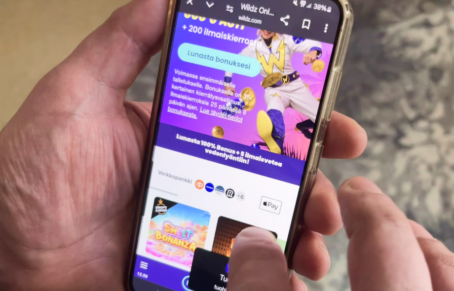 Kuvassa Wildz Casinon etusivu puhelimella