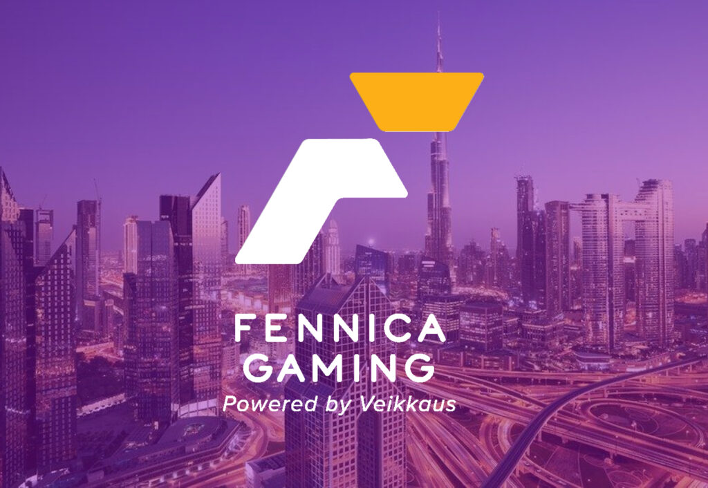 Fennica Gaming logo Dubain edessä.
