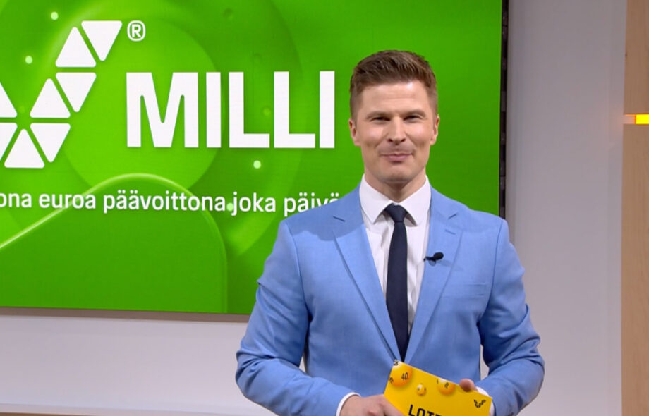 Juontaja esittelmässä Millin tulokset arvontalähetyksessä lauantaina 7. maaliskuuta 2026.