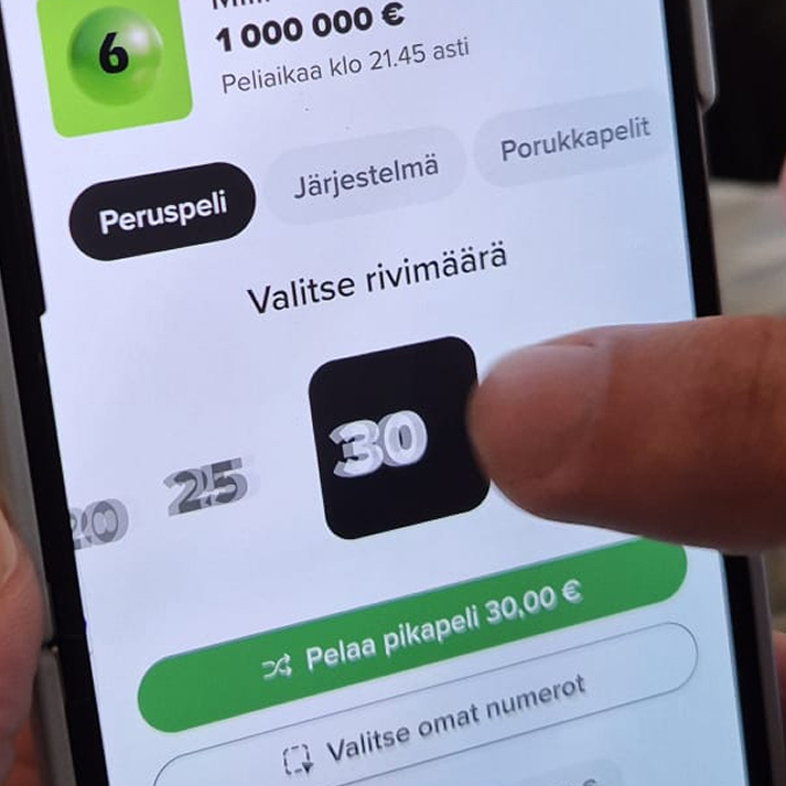 Puhelimen näytöllä käyttäjä valitsee pelattavien rivien määrän, esimerkiksi 30