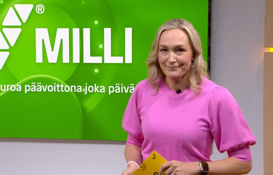 Juontaja Janina Grahn esittelmässä Millin tulokset lauantaina 18. huhtikuuta 2026.