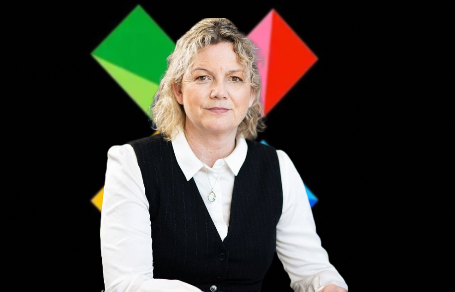 Norsk Tippingin entinen toimitusjohtaja Tonje Sagstuen yhtiön logon edessä.