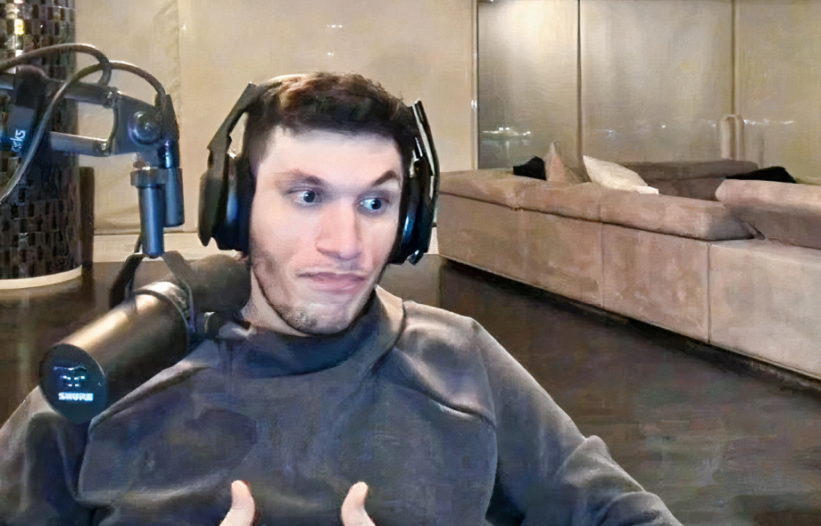 Kuvassa TrainWrecksTV hänen striimausstudiossaan, hän näyttää tuplapeukut.