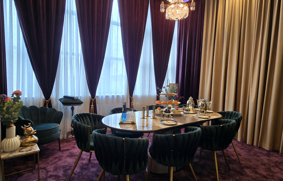 Miljonäärien kahvihuone Veikkauksen pääkonttorilla. Samettiset tuolit, kristallikruunu ja tummat verhot luovat ylellisen tunnelman.