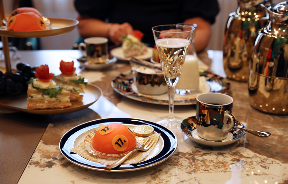 Lottopallon muotoinen leivos, suolaista voileipäkakkua ja kuohujuomalasi Arabian astiastolla katetussa voittajapöydässä.