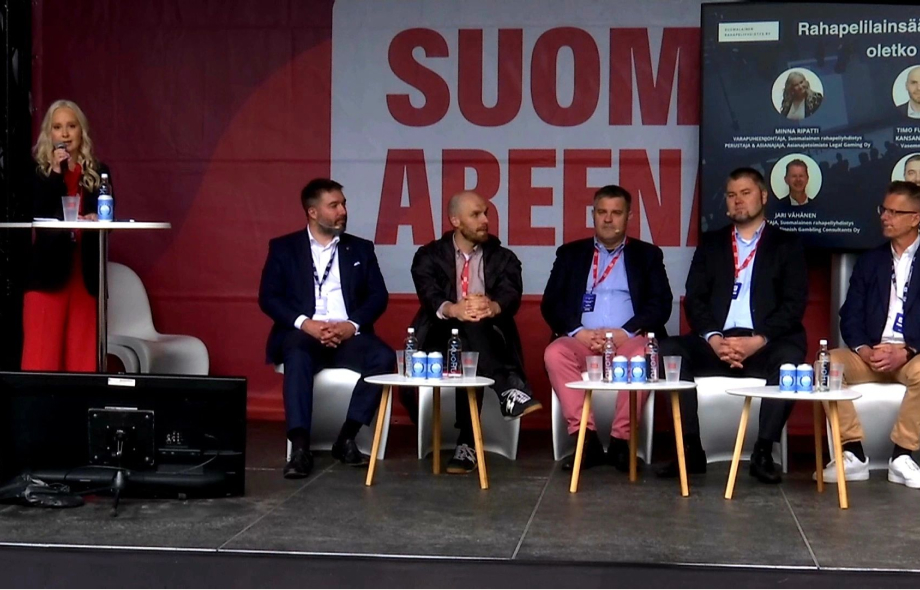 Kuva Suomiareenasta missä näkyy moderaattorina Minna Ripatti, panelisteina kansanedustajat Tere Sammallahti ja Timo Furuholm, tutkija Janne Nikkinen, Antti Koivula ja Jari Vähänen.