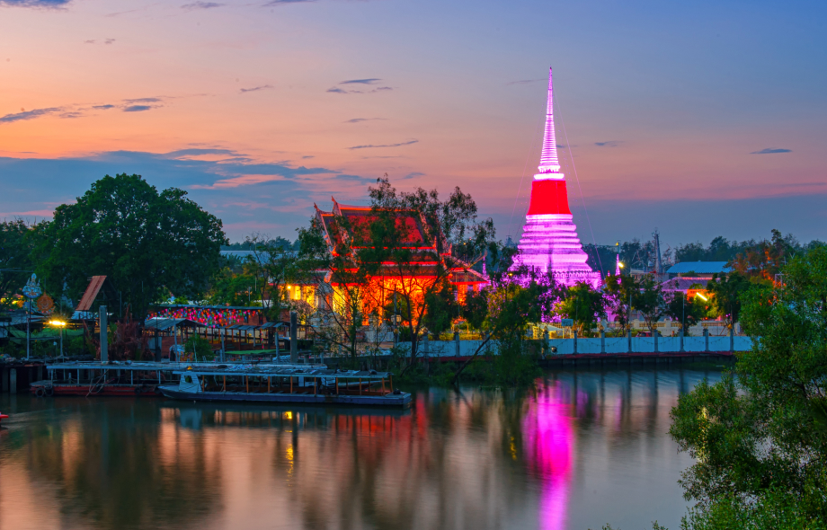 Wat Phra Samut Buddhalainen temppeli Thaimaassa auringonlaskun aikaan.