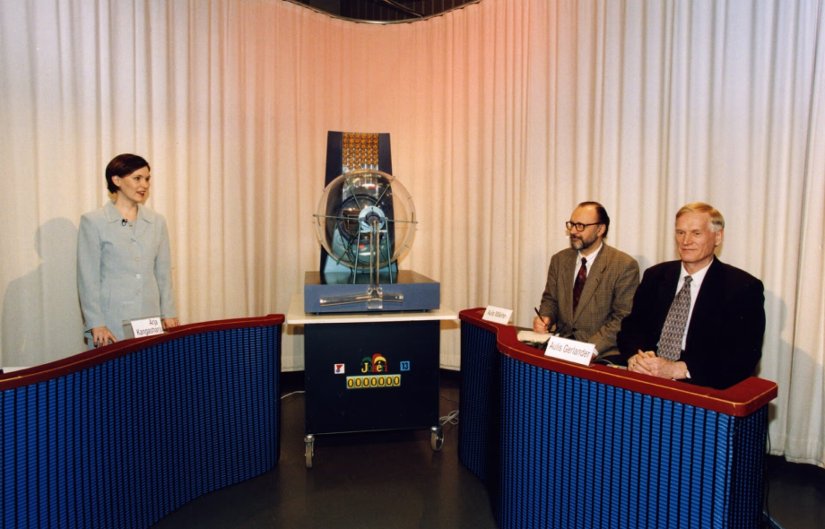 Lottoarvonta vuonna 1999. Kuvassa oikealla legendaarinen virallinen valvoja Aulis Gerlander, joka jäi eläkkeelle vuonna 2005.

