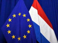 Euroopan Unionin ja Alankomaiden lippu.