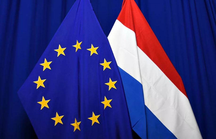 Euroopan Unionin ja Alankomaiden lippu.