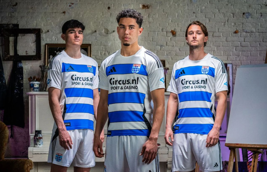 PEC Zwolle jalkapallojoukkue kenellä rahapelisponsori paidoissa.