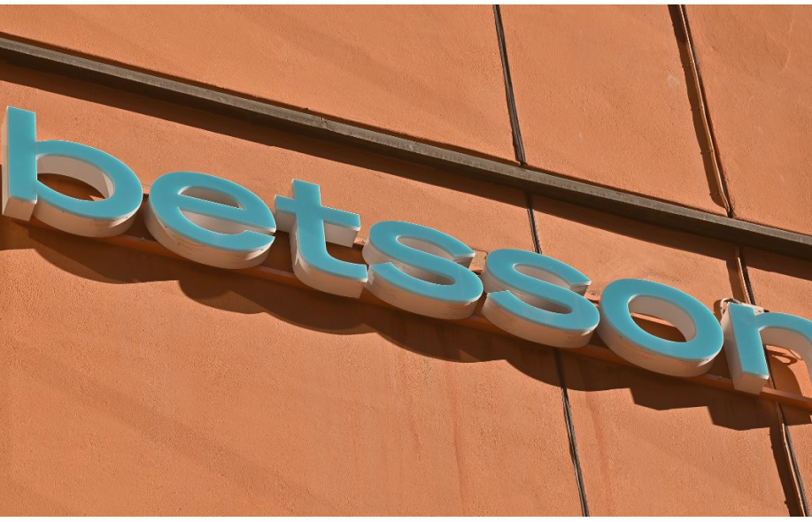 Betssonin logo yhtiön toimiston ulkoseinällä.