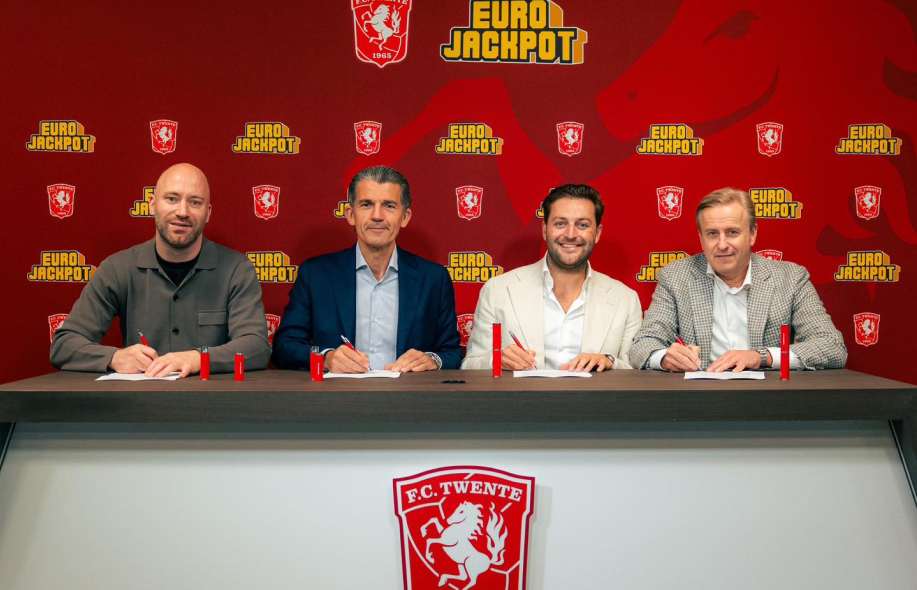 FC Twente joukkueenjohto poseeraa Eurojackpot-sponsorointi tilaisuudessa.