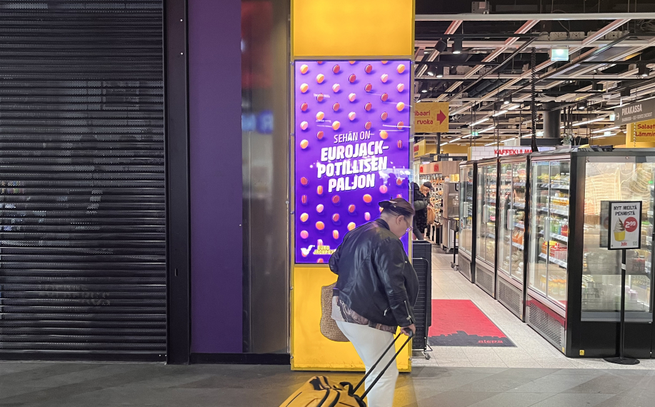 Ihminen kävelee Eurojackpot mainoksen ohi Tripla kauppakeskuksessa Helsingissä.