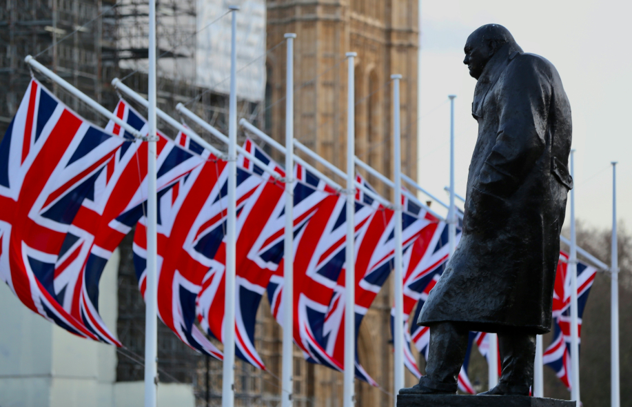 Iso Britannian lippuja ja Winston Churchillin patsas kuvattuna Lontoossa.