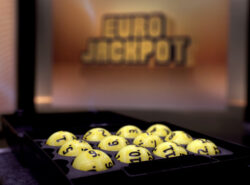 Lottopalloja Eurojackpot logon edessä