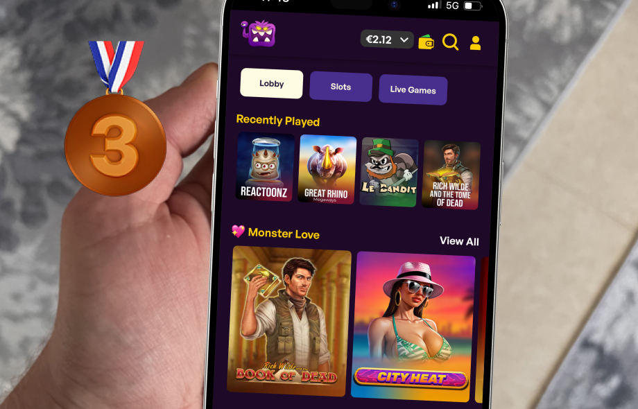 Slottimonsterin mobiilinäkymä ja vieressä pronssimitali