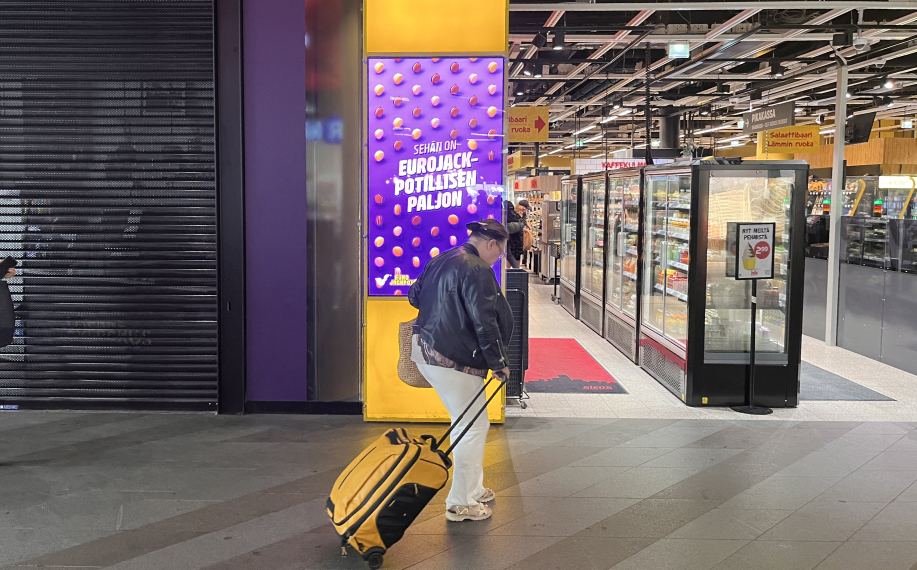 Ihminen kävelee Veikkauksen Eurojackpot rahapelimainoksen ohi Tripla kauppakeskuksessa Helsingissä.