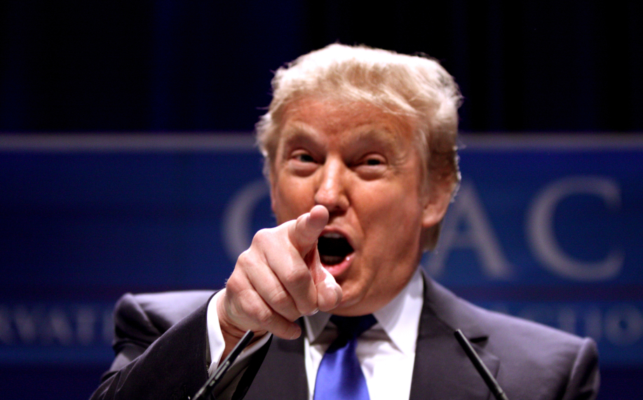 Presidentti Donald J. Trump osoittaa sormella kameran suuntaan.