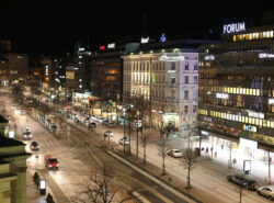 Helsingin Mannerheiminkatua ilta-aikaan.