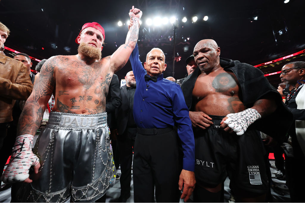 Tatuoitu Jake Paul julistetaan tuomarin toimesta voittajaksi marraskuun 16. päivä 2024 nyrkkeilyottelussa Mike Tysonia vastaan. Tyson näyttää pettyneeltä ja mietiskelevältä.