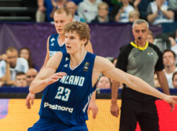 Lauri Markkanen kuvattuna Suomen koripallomaajoukkueen paita päällä pelissä.