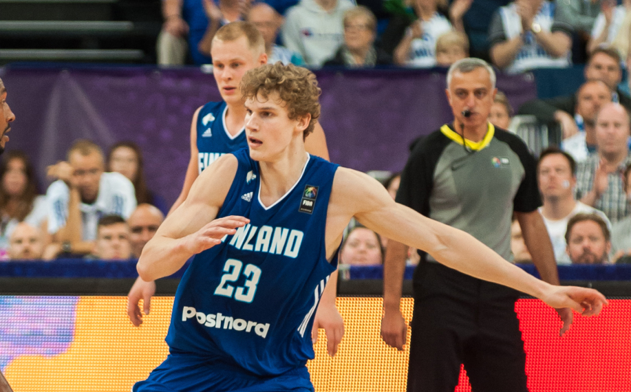 Lauri Markkanen kuvattuna Suomen koripallomaajoukkueen paita päällä pelissä.